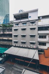 una vista exterior de un edificio con techo en Atlas Bangkok Hotel, en Bangkok