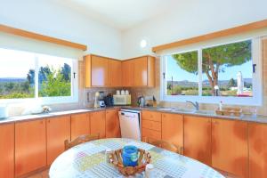 A kitchen or kitchenette at The Vines