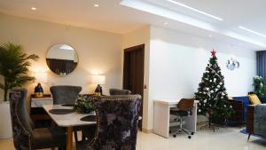 ein Wohnzimmer mit einem Weihnachtsbaum, einem Tisch und Stühlen in der Unterkunft Oceanview Smart Home with Pool in Oniru-Lekki 1 in Lekki