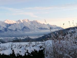 インスブルックにあるFerienwohnung Spitzmandlの雪山連峰