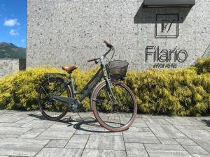 uma bicicleta estacionada em frente a um edifício em Filario Hotel & Residences em Lezzeno