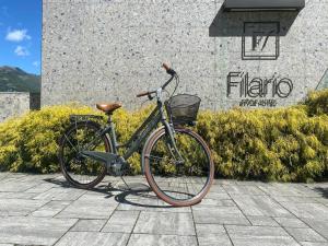 una bicicletta parcheggiata di fronte a un edificio di Filario Hotel & Residences a Lezzeno