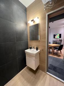 Televisyen dan/atau pusat hiburan di HOME 12