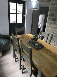 Heather Bank Cottage, Halifax. Yorkshire. HX2 7DD في هاليفاكس: غرفة طعام مع طاولة وكراسي خشبية