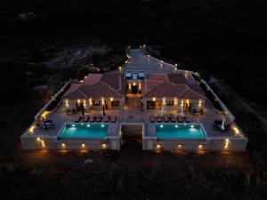 Bazén v ubytování Manazil Mani - Luxury Villas nebo v jeho okolí