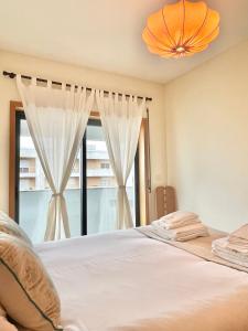 1 dormitorio con cama y ventana grande en University of Minho- INL Campus Gualtar Apartment 2 en Braga