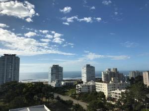 Blick auf eine Stadt mit Gebäuden und das Meer in der Unterkunft Torre One 2 Vista al Mar a metros de la playa in Punta del Este + 22 Fotos
