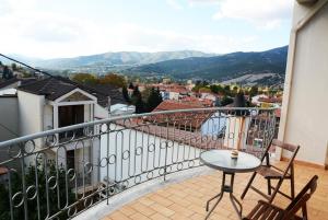 balcone con tavolo e sedie. di Kalavrita Mountain Resort a Kalavrita