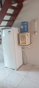 uma cozinha com um frigorífico e uma caixa numa prateleira em Residência Ilha Bela em São Luís