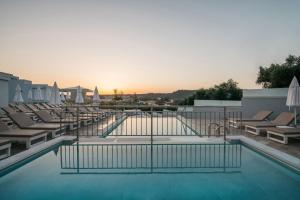 Bazén v ubytování Tesoro Hotel Zakynthos nebo v jeho okolí