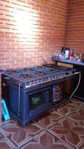 Una cocina o zona de cocina en Casa de Campo em Ibiúna