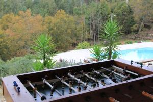 um grupo de bonecos de brinquedo em cima de uma piscina em Casa Quelha da Presa em Espinho