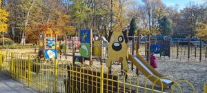 Lasten leikkialue majoituspaikassa URBAN APARTMENTS STUDIO No 3A Chorzów Katowice, FREE PRIVATE PARKING