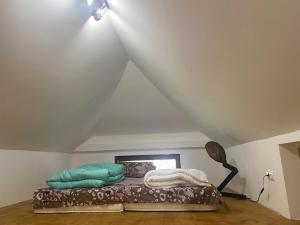 a room with a bed in a attic at Dvosobni apartmani KopaNiK, Kopaonik (Brzece) in Brzeće