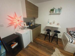una pequeña cocina con una estrella en la pared en Studio apartman Tamai en Kutina