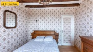 een slaapkamer met een bed met 2 kussens erop bij Le Crépuscule anneville sur mer in Gouville-sur-Mer