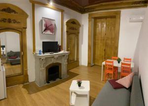 een woonkamer met een bank en een open haard bij Nice Dreams House in Madrid