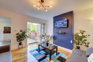 Μια τηλεόραση ή/και κέντρο ψυχαγωγίας στο New Duston 4-BR House, En-suite, Garden, Parking