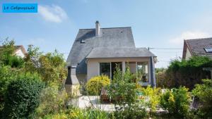 une petite maison avec un toit gris dans l'établissement Le Crépuscule, 300m de la plage, animaux de compagnie bienvenue, à Gouville-sur-Mer 31 autres photos