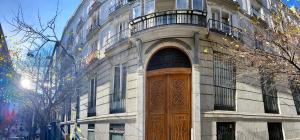 een groot gebouw met een grote houten deur bij Nice Dreams House in Madrid