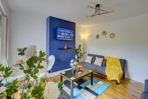 Televiisor ja/või meelelahutuskeskus majutusasutuses New Duston 4-BR House, En-suite, Garden, Parking +20 fotot