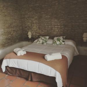 1 dormitorio con 1 cama con toallas en Oveja negra en Vagues