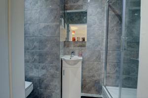 Ένα μπάνιο στο New Duston 4-BR House, En-suite, Garden, Parking +27 φωτογραφίες