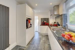 Η κουζίνα ή μικρή κουζίνα στο New Duston 4-BR House, En-suite, Garden, Parking