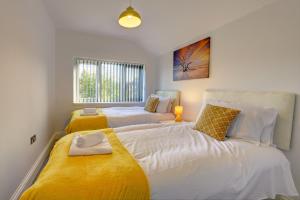 Voodi või voodid majutusasutuse New Duston 4-BR House, En-suite, Garden, Parking toas