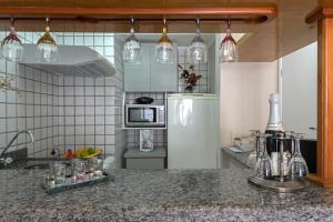 uma cozinha com um balcão e um frigorífico em Studio com vista para o mar no centro de Guarapari com Wifi em Guarapari