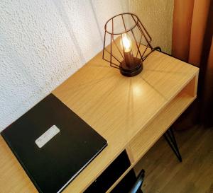 - une bougie sur une table avec un ordinateur portable dans l'établissement Appartement Panier Vieux port, à Marseille