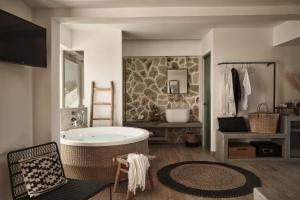 Cette chambre comprend une salle de bains pourvue d'une grande baignoire. dans l'établissement Casa Cabana Boutique Hotel & Spa - Adults Only, à Faliraki