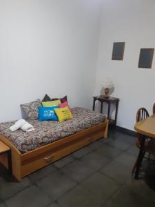 Habitación con cama con almohadas en Departamento Belgrano en San Pedro