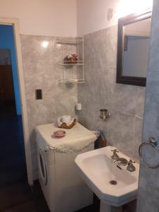 ein Badezimmer mit Waschbecken und Waschmaschine in der Unterkunft Departamento Belgrano in San Pedro + 13 Fotos