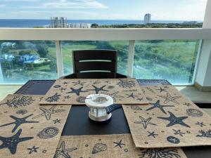 a dining room table with a view of the ocean at BlueLagoon Apartamento en Playa Blanča in Playa Blanca