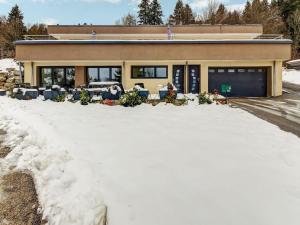 una casa con mucha nieve delante de ella en Beautiful cottage in La Chaux with jacuzzi, en La Chaux