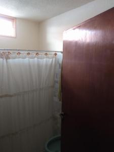 ein Bad mit einem Duschvorhang und einem WC in der Unterkunft Ser Uno in Cordoba