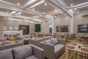 Ein Sitzbereich in der Unterkunft ABISHA Hotel Sanur