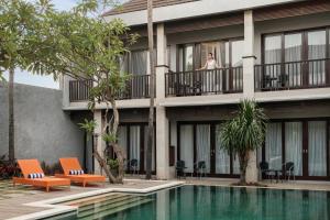 Der Swimmingpool an oder in der Nähe von ABISHA Hotel Sanur
