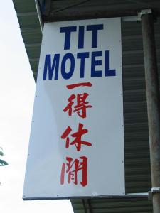 a sign for a hotel with chinese writing on it at TIT MOTEL in Sungai Petani