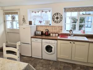 a kitchen with a washing machine and a dishwasher at The Coach House in Newport +11 photos