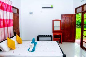 Postel nebo postele na pokoji v ubytování Thathsara Holiday Inn