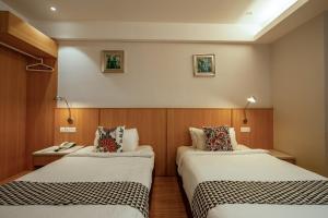 ジョージタウンにあるSummer Tree Hotel Penangのホテルルーム ベッド2台付