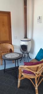 um quarto com um fogão, uma mesa e cadeiras em Gecko Cottage at Artemis em Franschhoek