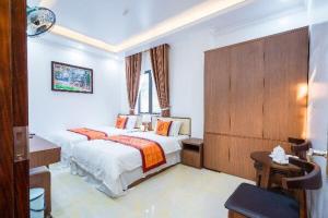 a hotel room with a bed and a window at Đinh Gia Hotel in Ha Giang