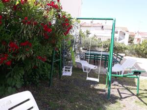 Zahrada ubytování Comfortable apartment with garden in Palit, 100 m², for 6 guests.