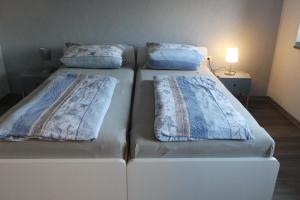 two beds sitting next to each other in a room at Eifel Bauernhaus Müllesch in Berenbach