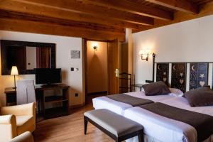 A bed or beds in a room at Hotel Valle De Izas