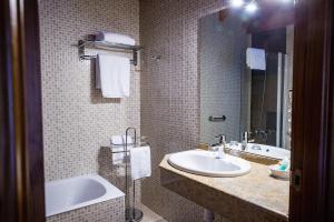 A bathroom at Hotel Valle De Izas