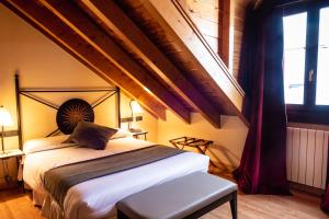 A bed or beds in a room at Hotel Valle De Izas